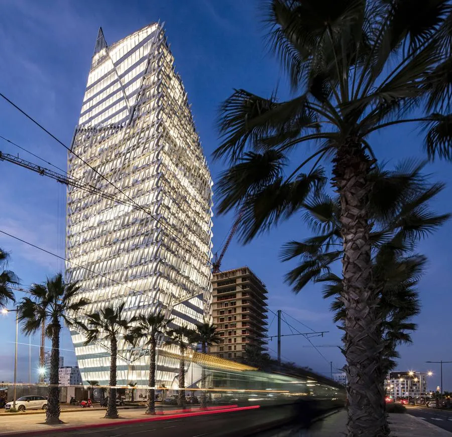 Tour de Casablanca de nuit &mdash; symbole du dynamisme &eacute;conomique marocain